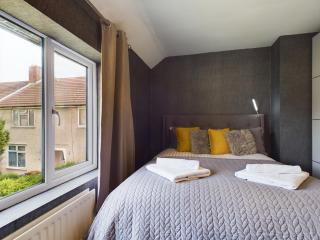 Modern Luxe 3BR House - Private Garden, Air Hockey - Goodmayes - 3