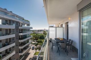 Newly Built 3 BDRM Modern Apt w Gym, Pool, & Views - 9