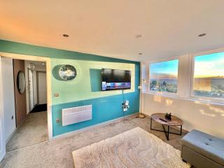 Two Bedroom Flat by Brookland Stays Serviced Accommodation Short Lets Leeds with Free WiFi - Yeadon - 9