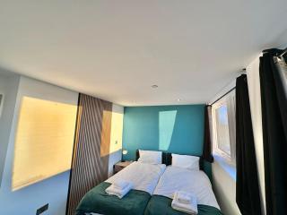 Two Bedroom Flat by Brookland Stays Serviced Accommodation Short Lets Leeds with Free WiFi - 4