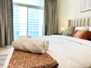 Step into Sophistication - Stylish 1-BR Apartment in Downtown Dubai by petals Holiday Homes - 6