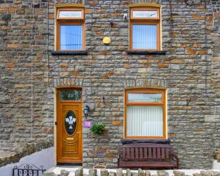 Heritage Cottage In Stunning Rhondda Valley With Amazing Views By StayStaycations - Pontypridd - 0