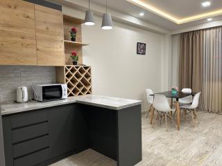 Spacious APT next to Republic Square - 3