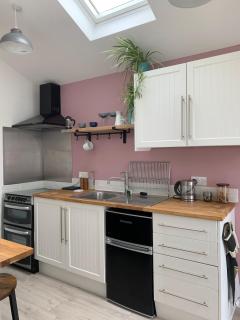 Fully furnished apartment in Exeter - 1