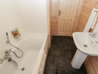 Dovestone Secluded Luxury Lodges sleeps 6 - pets welcome - 4