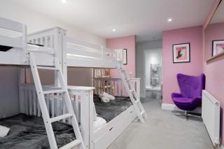 West Pier Beach - by Brighton Holiday Lets - 8