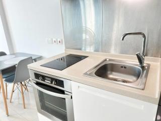 Sleek and Stylish - Modern Studio in the Heart of Dubai by Petals Holiday Homes - 7