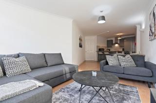 Leeds City Centre Apartment - Parking Included - High Speed WiFi - 5 Guests - 9