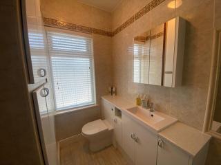One Bed Self-Contained Flat, Kitchen & Nice Lounge - 7