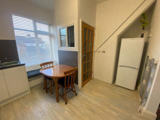 One Bed Self-Contained Flat, Kitchen & Nice Lounge - 4