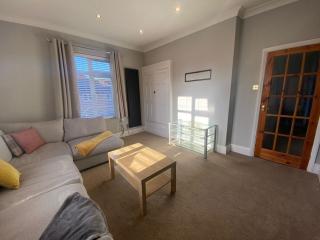 One Bed Self-Contained Flat, Kitchen & Nice Lounge - 2