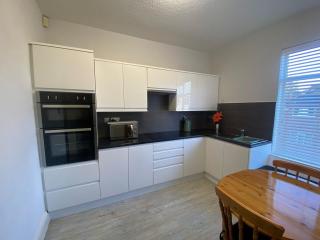 One Bed Self-Contained Flat, Kitchen & Nice Lounge - 1