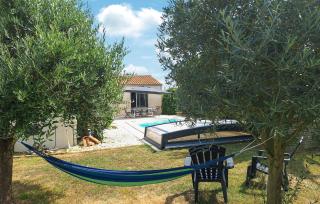 Awesome Home In Sainte-Gemme-La-Plaine - 1