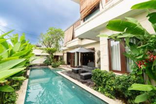 Villa Tepi Sungai a luxurious, under new management, 6 bedroom 620 sqm retreat featuring a stunning 15 meter pool and dedicated childrens room with 4 bunk beds newly renovated in Seminyak - Legian - 3