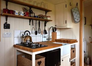 Bredon Hill Shepherds Hut & Hot Tub - Ashton under Hill - 5