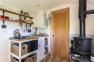 Bredon Hill Shepherds Hut & Hot Tub - 4