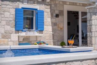 Charming Villa with Pool - 4