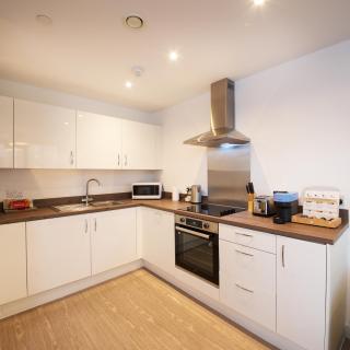 Modern 1-Bed Retreat Near Spinningfields, Arndale, MediaCityUK, Etihad & Old Trafford, Sleeps 4, Nespresso Machine, Balcony, Gym, Netflix, Perfect for Long-Term & Short-Term Professionals & Getaways - Manchester - 1