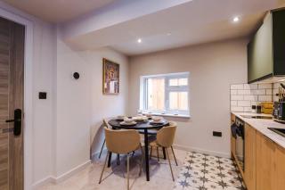 Elegant 2-Bedroom Apartment with Luxury Patio Area - Llandudno - 4