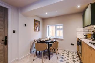 Elegant 2-Bedroom Apartment with Luxury Patio Area - Llandudno - 3