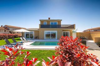 Villa Marilena Mit Pool Für 4 Personen Und Wunderschönem Panoramablick In Der Nähe Des Parenzana - Vižinada - 0