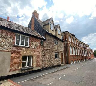 Spacious Grade II Listed Flint Cottage Sleeps 2 - Norwich - 8
