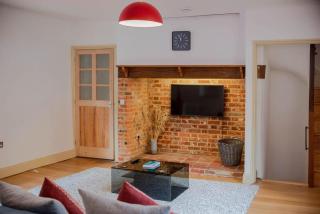 Spacious Grade II Listed Flint Cottage Sleeps 2 - 3