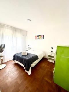 Impecable casa a cuadras de la Laguna De Chascomús con jardin, cochera y Parrilla - Chascomús - 5