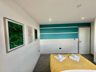 Two Bedroom Flat by Brookland Stays Serviced Accommodation Short Lets Leeds with Free WiFi - 4