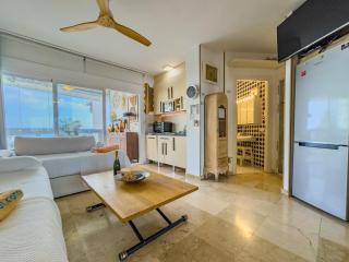 Palm Beach 4B Studio with sea views and Private Parking - 3