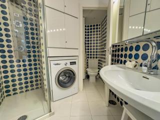 Palm Beach 4B Studio with sea views and Private Parking - 2