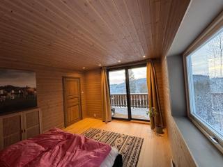 Charming Holiday Home with Hot Tub - - 7