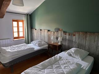 Une maraîchine en bord de conche avec barque sans linge de maison - 8