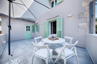 Zoia's Kut House - Vis - 0