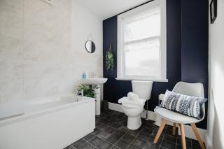 Stylish 2 Bed House, Sleeps 4, Free Parking, City Centre & Hospital - 5