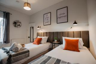 Peaceful 2 Bed House, Sleeps 4, Free Parking, City Centre & Hospital - 9