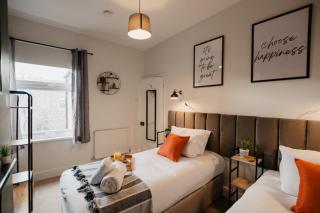 Group Friendly 2 Bed House, Sleeps 4, Free Parking, City Centre and Hospital - 1