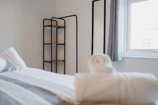 Group Friendly 2 Bed House, Sleeps 4, Free Parking, City Centre and Hospital - 2