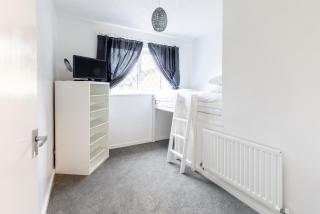 The Conifers large detached home with off street parking - Witney - 5