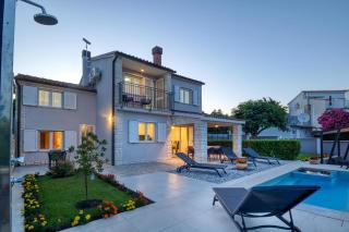 Herrliches Haus Breeze Mit Pool Und Meerblick - Premantura - 0