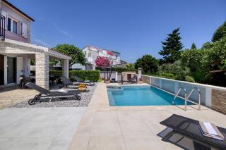 Herrliches Haus Breeze Mit Pool Und Meerblick - Premantura - 8
