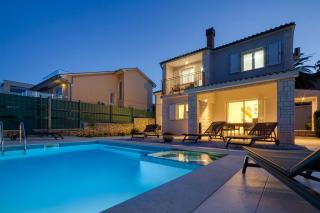 Herrliches Haus Breeze Mit Pool Und Meerblick - Premantura - 1