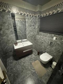 High End Artistic Apartment - 9