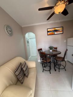 Veroniques House Cozy Modern 1-Bedroom in Vibrant Woodbrook - Port-of-Spain - 7