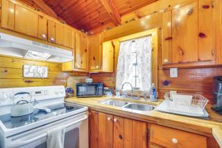 Cabin with Deck and Mountain Views Near Gatlinburg! - Cosby - 2