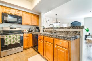 3 Mi to TPC Chic Condo with Pool Access and Grills - 2