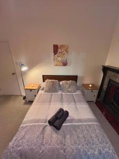 Modern 2BR Apt - City Centre - Sleeps 6 - Parking - 5g WiFi - 3