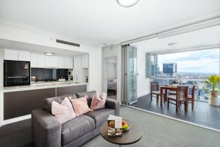 Great Value CBD 2 Beds Apt Free Carpark Pool and Gym - Brisbane - 0