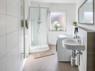 Falk Homes- Luxus Apartments, ideal für Geschäftsreisende & Familien - nahe Messe, im Zentrum Nürnbergs mit Balkon, Arbeitsplatz & Parkplatz, inkl großen Ventilatoren, Handtücher & Bettwäsche, Playmobilfunpark, self check-in - Nuremberg - 5