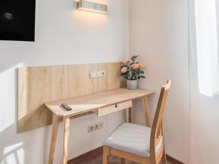 Falk Homes- Luxus Apartments, ideal für Geschäftsreisende & Familien - nahe Messe, im Zentrum Nürnbergs mit Balkon, Arbeitsplatz & Parkplatz, inkl großen Ventilatoren, Handtücher & Bettwäsche, Playmobilfunpark, self check-in - Nuremberg - 6